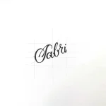 Черно-белый эскиз татуировки имени Fabri, выполненный тонкой линией, для нанесения на веко. Каллиграфия, минимализм.