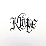 Черно-белый эскиз татуировки готическим шрифтом 'Kiyune' для нанесения на веко, детальная проработка линий.