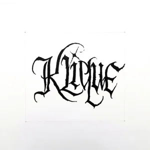 Черно-белый эскиз татуировки готическим шрифтом 'Kiyune' для нанесения на веко, детальная проработка линий.