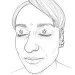 Эскиз татуировки на веко: девушка с закрытыми глазами и геометрическим узором в виде сетки на веках, выполненный в стиле минималистичной графики.