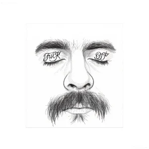 Черно-белый эскиз татуировки на веко с надписью 'FUCK' под реалистично прорисованными ресницами, на фоне лица мужчины с бородой.