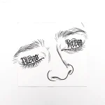 Черно-белый эскиз татуировки на веко с надписью 'Мечта' готическим шрифтом, выполненный в технике тонкой графики.