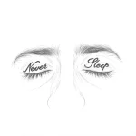 Черно-белый эскиз татуировки на веко с надписями 'Never' и 'Sleep' на закрытых веках, выполненный в стиле графики.