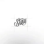Эскиз татуировки надписи 'Stay' каллиграфическим шрифтом для нанесения на веко, черно-белое изображение.