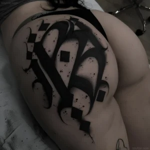 Черно-белая татуировка на ягодице, выполненная в стиле Blackwork, с абстрактным изображением буквы и геометрическими элементами.