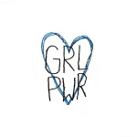 Минималистичная татуировка на ягодице: надпись 'GRL PWR' внутри контура сердца, выполненная синими чернилами.