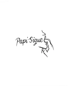 Черно-белый эскиз татуировки на ягодицу с надписью "Papi Sigue" и стилизованным изображением женского тела.