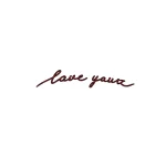 Минималистичная татуировка надписью 'love yours' на ягодице, выполненная тонкой линией, шрифт каллиграфический, цвет – темно-красный.