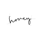 Черно-контурная татуировка надписью 'Honey' на белом фоне, эскиз для тату на ягодицах