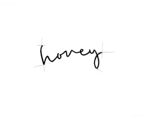 Черно-контурная татуировка надписью 'Honey' на белом фоне, эскиз для тату на ягодицах