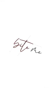 Минималистичная татуировка надпись 'Bite Me' на ягодице, выполненная тонкой линией, эскиз для тату на бедрах
