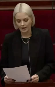 Джорджи Пурселл, депутат от Партии защиты животных, выступает в парламенте штата Виктория.