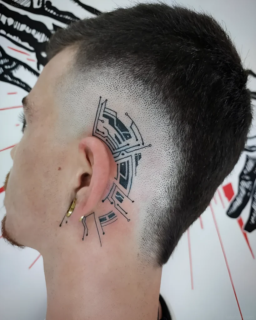 耳后纹身照片:电路板的示意图和细线,黑色,纹在男士剃过的头上.