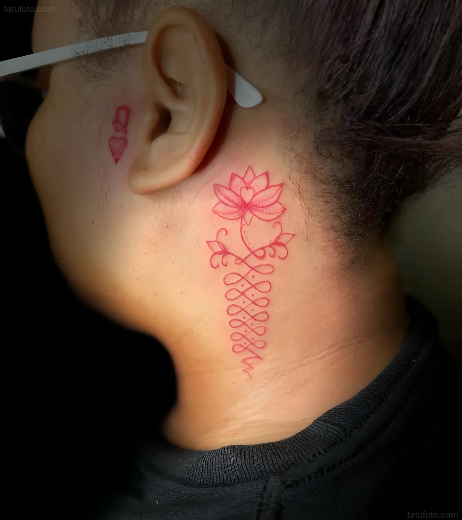 耳后纹身照片:精致的莲花图案,带有卷曲,采用线条艺术风格,纹在晒黑的皮肤上.