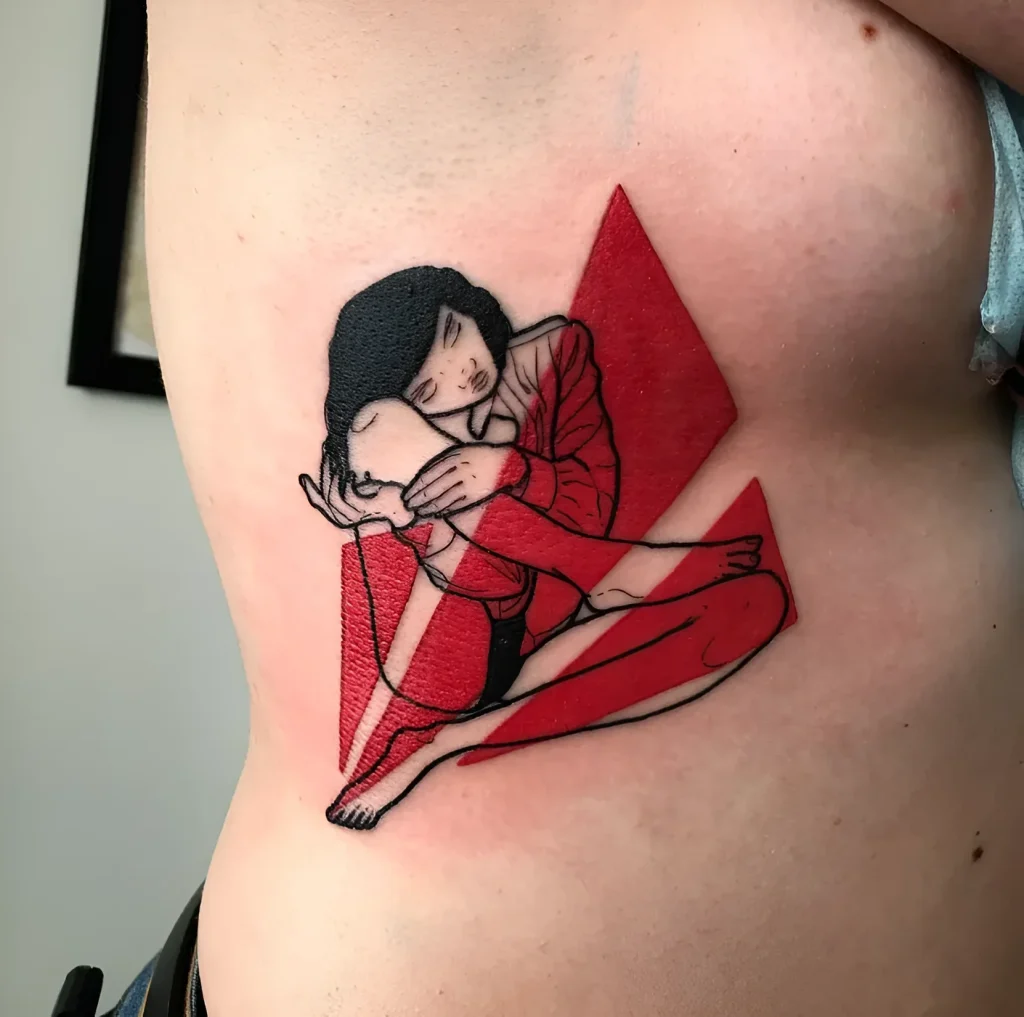 Tatouage sur le flanc d'une jeune femme : représentation stylisée d'une femme assise, se tenant les genoux, sur fond de figures géométriques rouges.