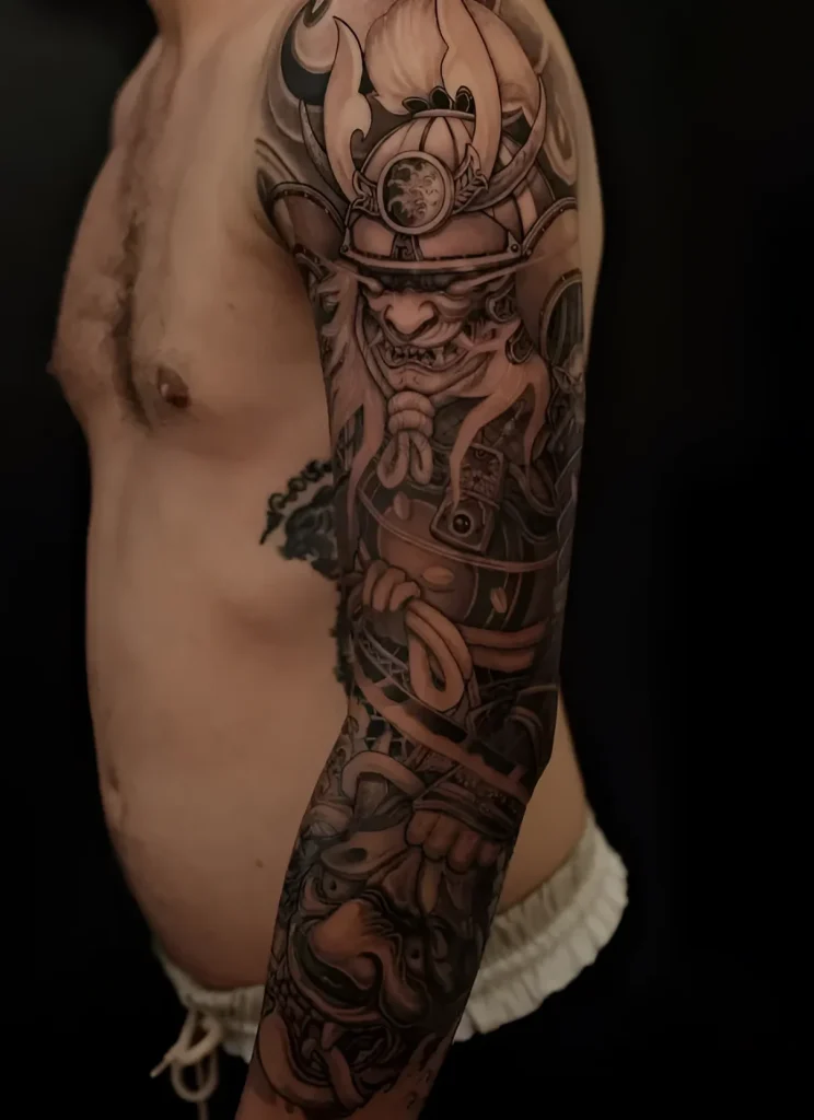 黑灰整条手臂纹身，描绘了身着盔甲的武士，采用超现实写实风格。