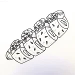 Эскиз татуировки: ряд хот-догов с сосисками, луком и кетчупом, выполненный в графическом стиле.