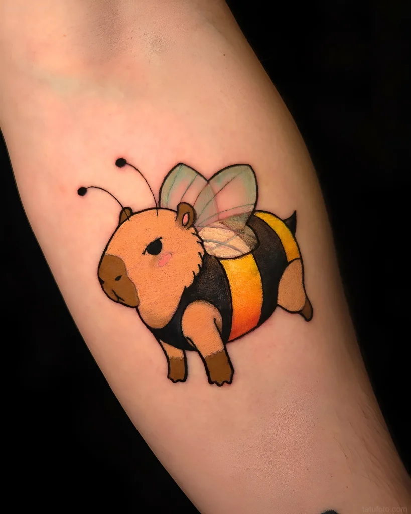 Tatouage coloré d'un capybara avec le corps d'une abeille sur la jambe, style néo-traditionnel