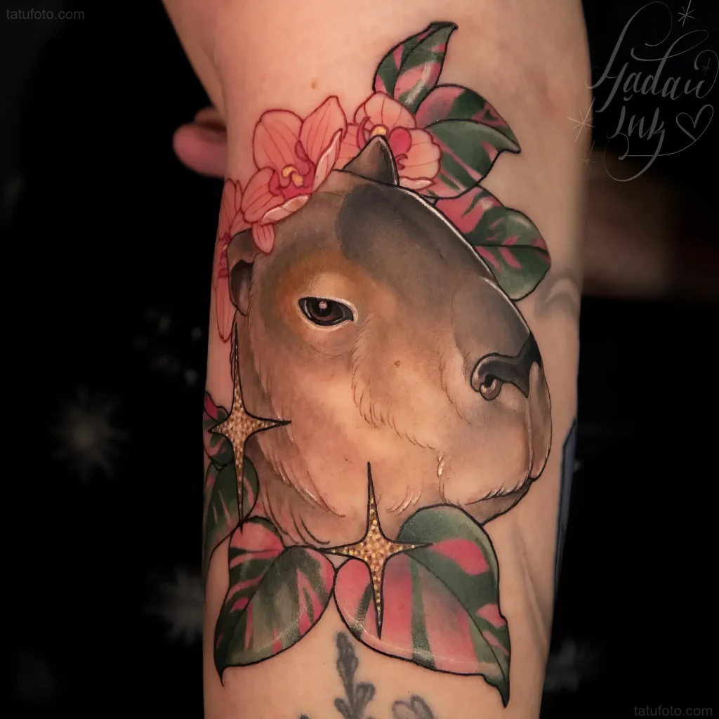 Tatouage coloré d'un capybara avec des fleurs d'orchidée sur le bras, style néo-traditionnel