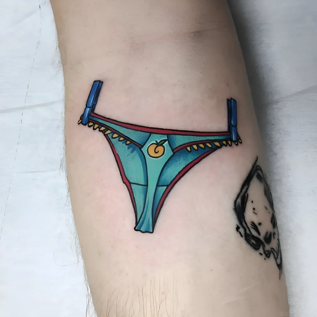 Tatouage coloré sur le bras représentant un bas de bikini turquoise orné de pêches, style old school.