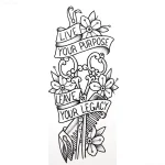 Эскиз татуировки расчески в стиле олд скул с надписью 'Live Your Purpose, Leave Your Legacy', украшенной цветами.
