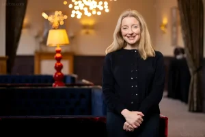 Портрет Джоны Пенман, нового директора по маркетингу The Royal Edinburgh Tattoo, на фоне богато декорированного интерьера.