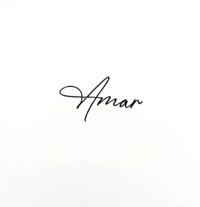 Минималистичная татуировка надпись 'Amar' каллиграфическим шрифтом на белом фоне