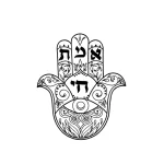 Черно-белая татуировка Хамс с ивритской надписью "Ани Йехуда" внутри ладони, украшенной орнаментом.