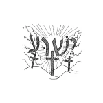 Черно-белая татуировка надписи на иврите “Иерушалаим” на фоне стилизованного пейзажа с лучами солнца и силуэтами зданий.
