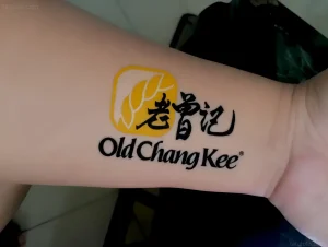 Татуировка логотипа Old Chang Kee на руке