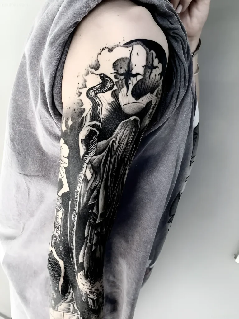 Tatuaje de serpiente enrollada alrededor de una calavera estilo Sketch en el hombro, con elementos místicos y oscuros, ejecución en blanco y negro.