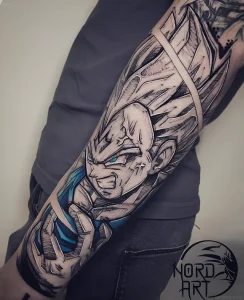 Динамичная татуировка в стиле Скетч с изображением Вегеты из Dragon Ball Z, выполненная в черно-белой гамме с акцентами голубого цвета.