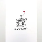 Эскиз татуировки: черная контурная чашка кофе с сердечком на тонкой линии, подпись 'amor'
