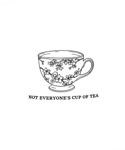 Черно-белая татуировка чашки с цветами и надписью 'Not everyone's cup of tea'