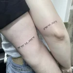 Парные миниатюрные татуировки с географическими координатами на предплечьях