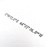 Минималистичная татуировка с координатами 33°00'27.6"S 64°27'26.8"W, выполненная точечным стилем