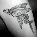 Тату летучей рыбы в графическом стиле, символизирующее полет и свободу