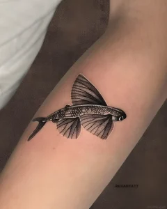 Татуировка летучей рыбы в полете, выполненная в реалистичной графике