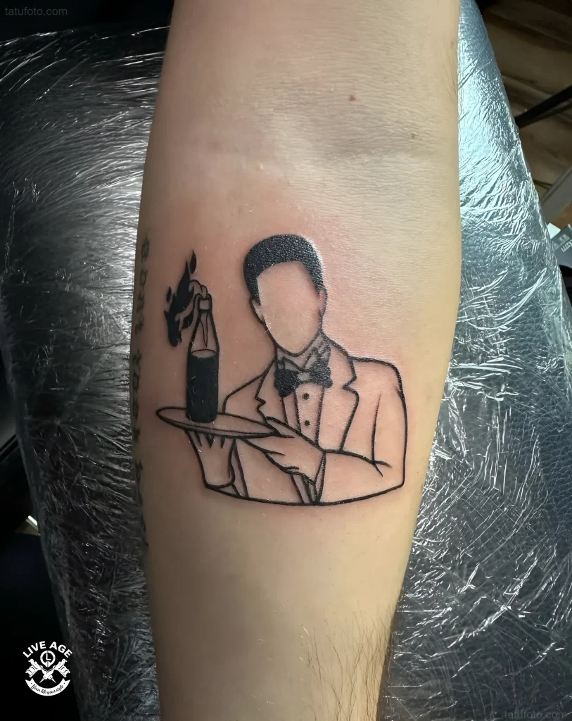 极简黑白纹身,一个穿着领结的服务员,手持燃烧的鸡尾酒托盘