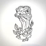 Черно-белый эскиз татуировки головы страуса, украшенной цветами розы и листьями, выполненный в графическом стиле.