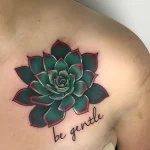 Эффектная татуировка суккулента в стиле реализма с надписью "be gentle" на груди.