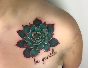 Эффектная татуировка суккулента в стиле реализма с надписью "be gentle" на груди.