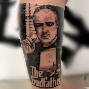 Черно-белый портрет Дона Корлеоне с поднятым пальцем и надписью «The Godfather» как символ семейной лояльности