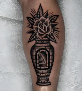Татуировка в стиле олдскул: ваза с розой и изображением винтовой лестницы, ведущей в портал