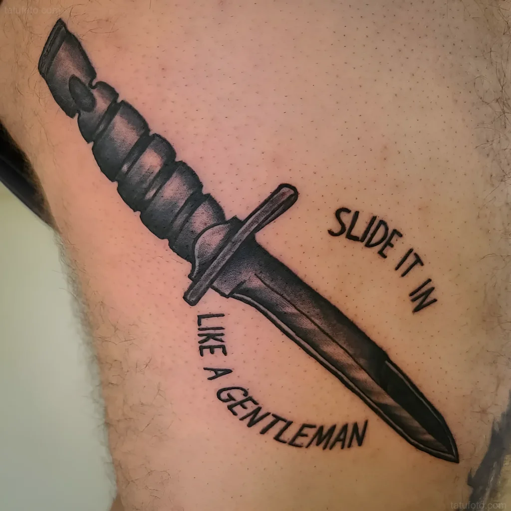 Tatouage de baïonnette avec l'inscription "Slide it in like a gentleman"