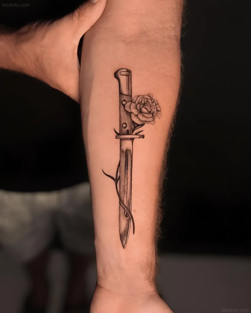 Tatouage de baïonnette avec une rose sur l'avant-bras