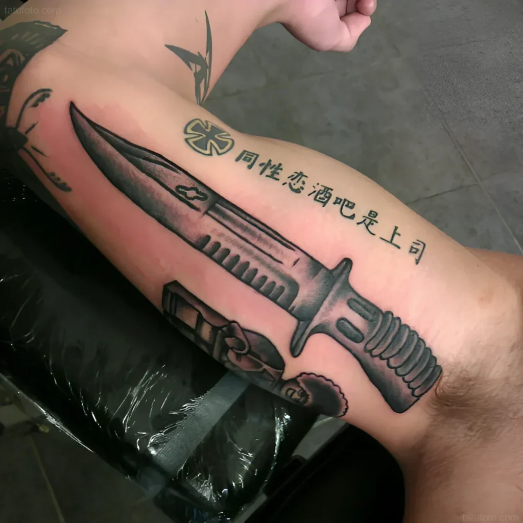 Tatouage réaliste de baïonnette en noir et gris avec des éléments d'arme et des caractères chinois