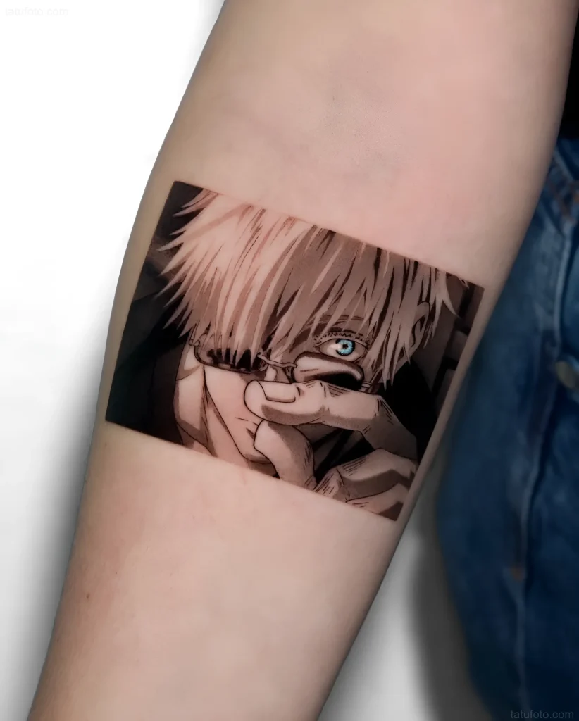 Tattoo mit Gojo Satoru aus dem Manga Jujutsu Kaisen, im Realismusstil mit Fokus auf blaue Augen