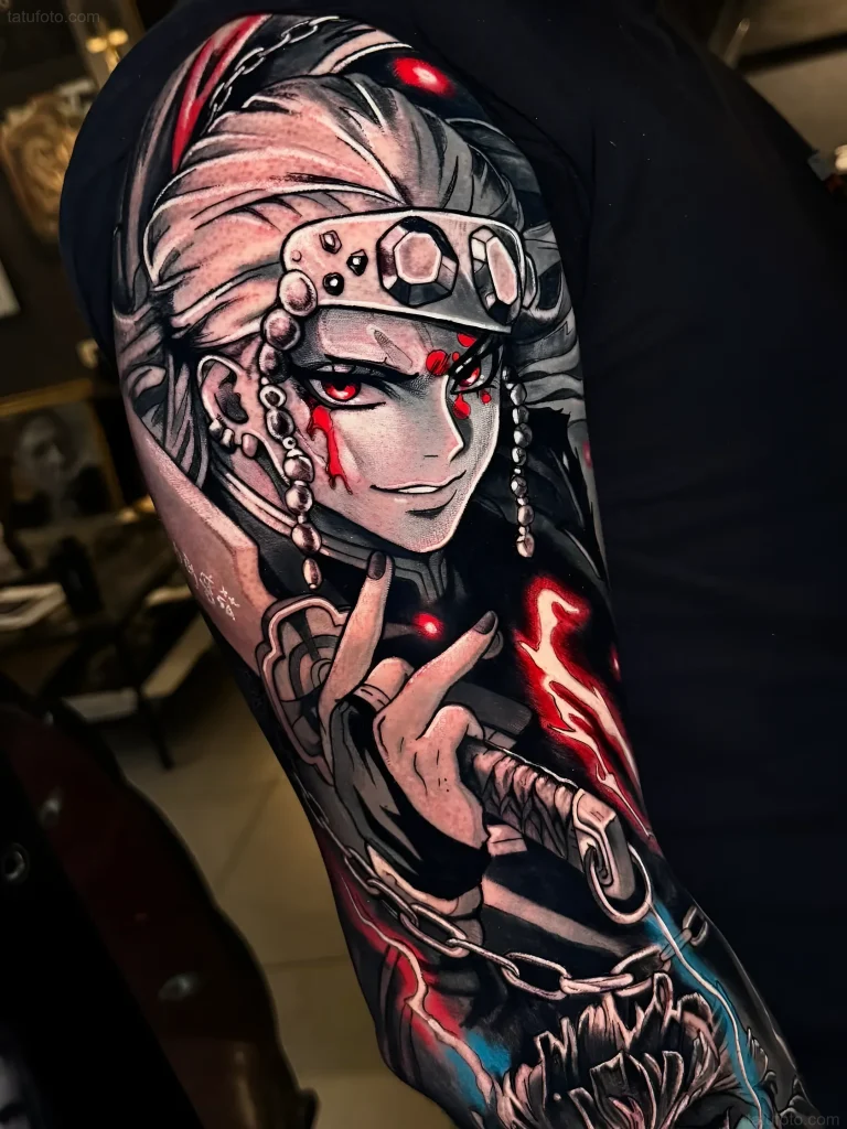 Atemberaubendes Manga-Tattoo, das eine Figur mit durchdringenden roten Augen und einem Schwert darstellt, im realistischen Grafikstil mit leuchtenden Akzenten.