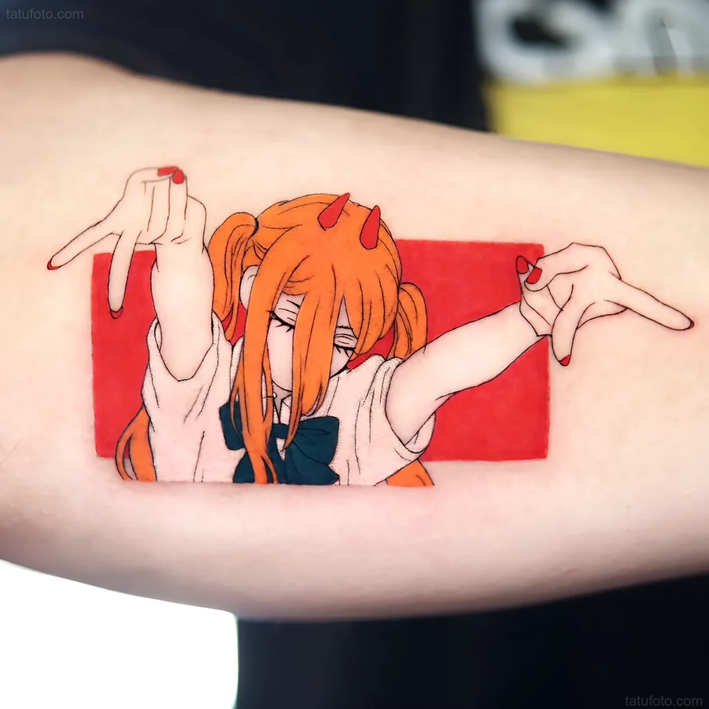 Helles Manga-Tattoo, das die Figur Power aus dem Anime "Chainsaw Man" mit orangefarbenem Haar, roten Hörnern und einem weißen Hemd mit blauer Schleife darstellt, vor einem leuchtend roten Rechteck, mit charakteristischen Handgesten.